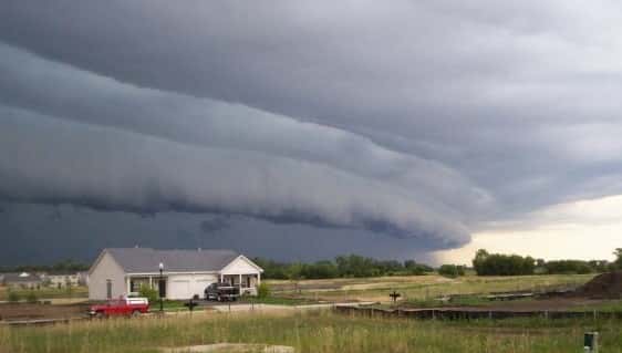 L'arcus est un nuage que l'on aperçoit souvent en cas d'une ligne d'orages associée à un derecho. Ici, un arcus faisant partie d'une ligne de derecho en Illinois, États-Unis, juillet 2008. © Brittney Misialek