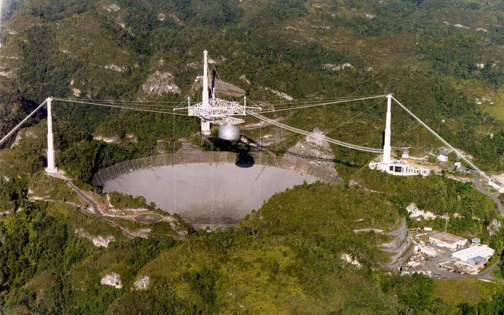 Une vue du mythique radiotélescope d'Arecibo où l'on pouvait détecter des FRB. © NSF