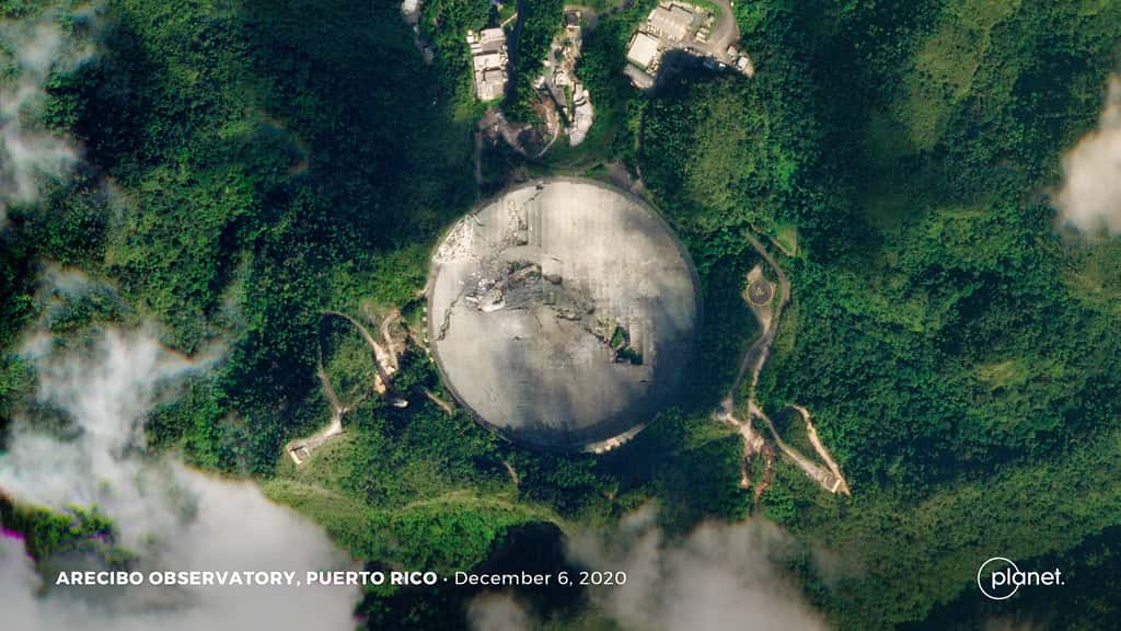 Le 1<sup>er</sup> décembre dernier, le radiotélescope d'Arecibo (Porto Rico) s'est effondré. Cet observatoire, qui fonctionnait depuis près de 60 ans, a notamment été utilisé pour communiquer avec d'hypothétiques extraterrestres (décembre 2020). © 2020 Planet Labs, Inc.
