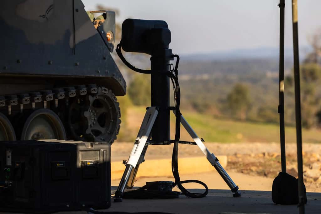  Sur son trépied, le Fractl, construit par AIM Defence, ressemble à un appareil de relevé utilisé par les géomètres. © Caporal Jacob Joseph, ministère de la Défense australienne