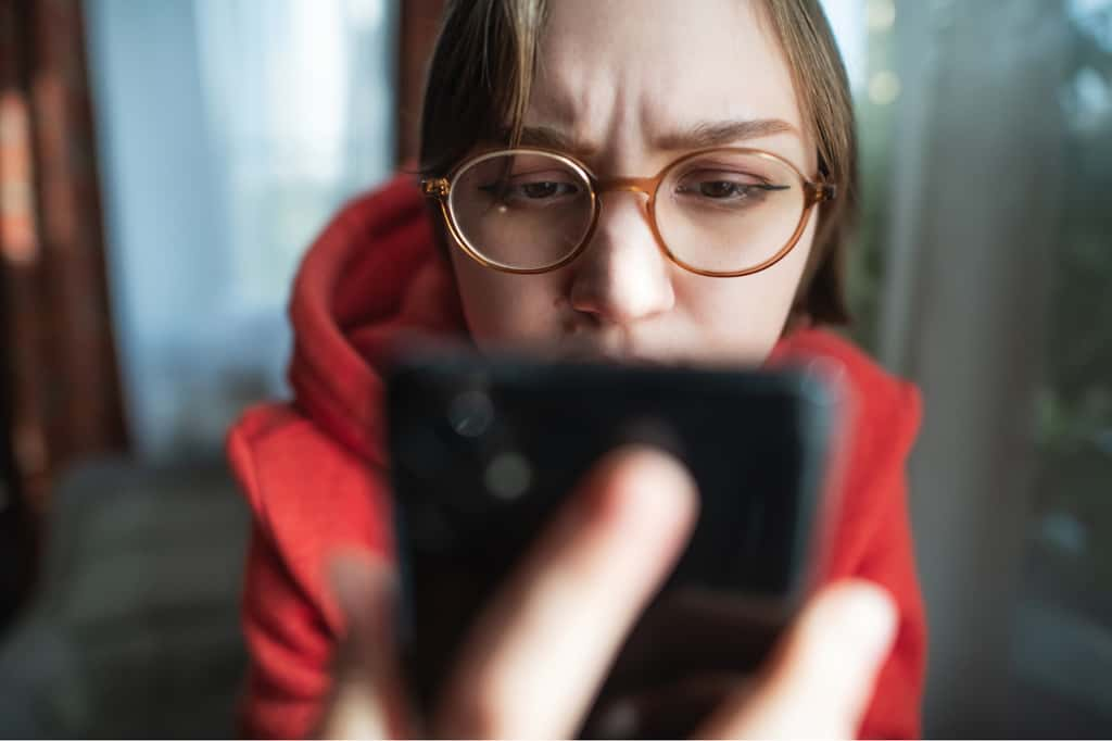 Prenez garde au « smishing », une nouvelle arnaque par SMS, redoutable, qui fait des ravages actuellement. © ArtMarie, iStock