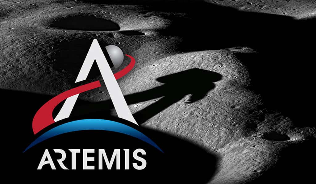 Logo pour Artemis III où l'on peut voir la silhouette d'un astronaute sur la surface de la Lune. La mission se déroulera dans la région du pôle sud lunaire. © Nasa