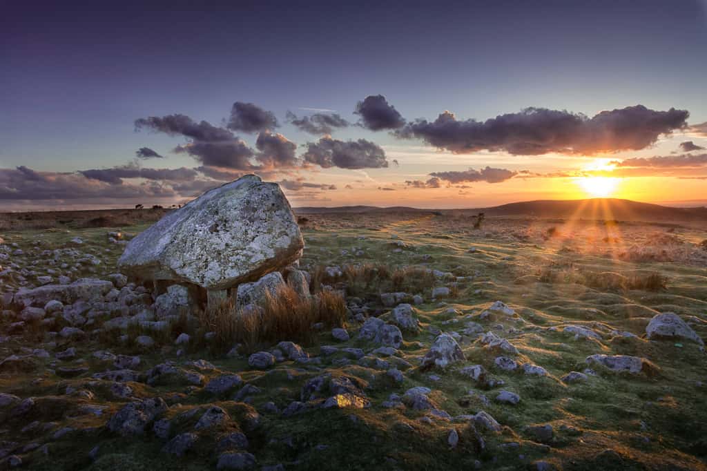 La site <em>Arthur's stone</em> au coucher de soleil. © leighton collins, Adobe Stock