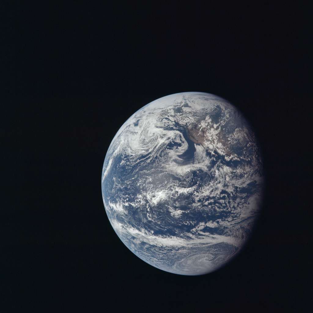 Neil Armstrong, Buzz Aldrin et Michael Collins ont une vue imprenable sur leur planète natale, la Terre, photographiée ici moins de 10 heures après leur décollage. © Nasa