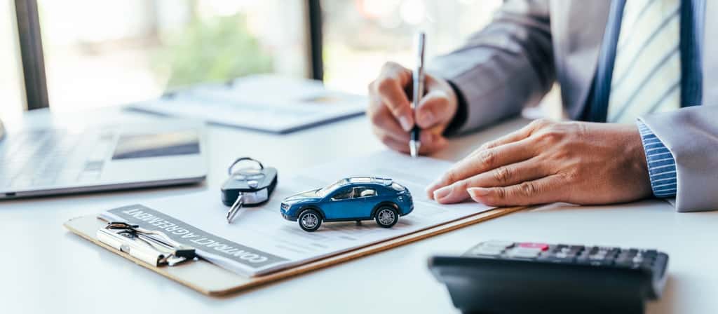 Avec des innovations comme l’intelligence artificielle et l’Internet des objets (IoT), l’industrie de l’assurance auto connaît une transformation majeure. © Phushutter, Adobe Stock