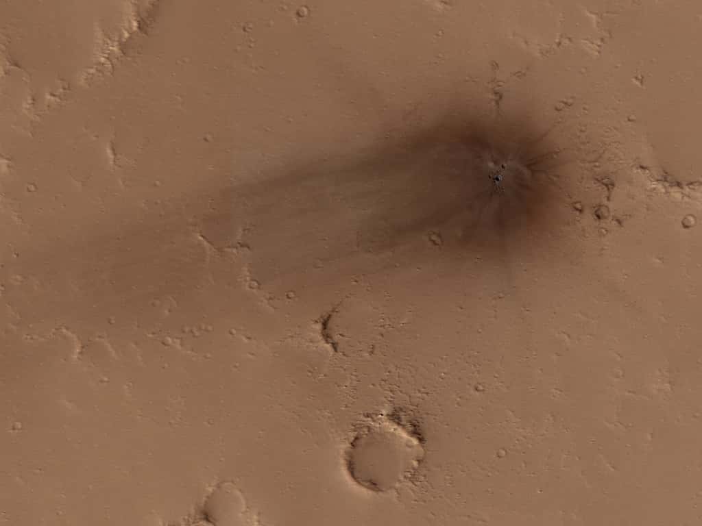 Éjectas autour d’un cratère d’impact récent sur Mars. Photo prise par la caméra HiRise de la sonde MRO. © Nasa, JPL, <em>University of Arizona.</em>