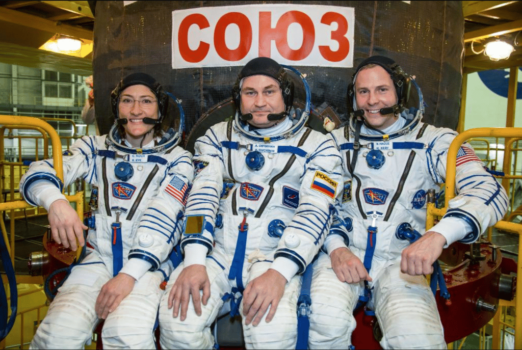 De gauche à droite, l'astronaute Christina Koch, le cosmonaute Alekseï Ovtchinine et l’astronaute Nick Hague. © Nasa, Twitter