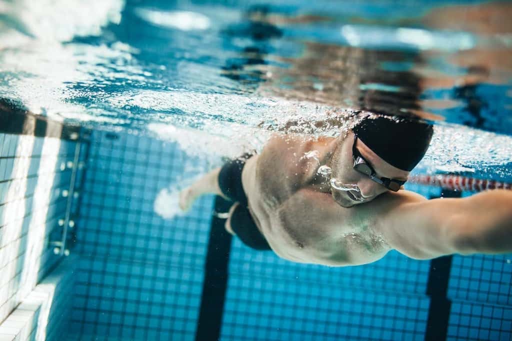 La piscine, malgré les produits chimiques et les comportements parfois inadaptés des autres nageurs, semble plus sûre… © Jacob Lund, Shutterstock