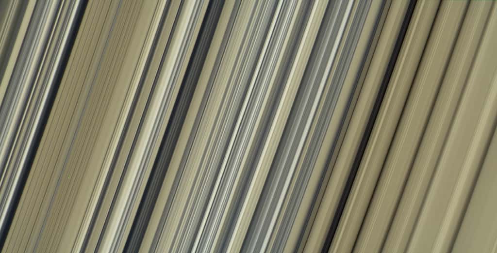 Gros plan sur les anneaux de Saturne