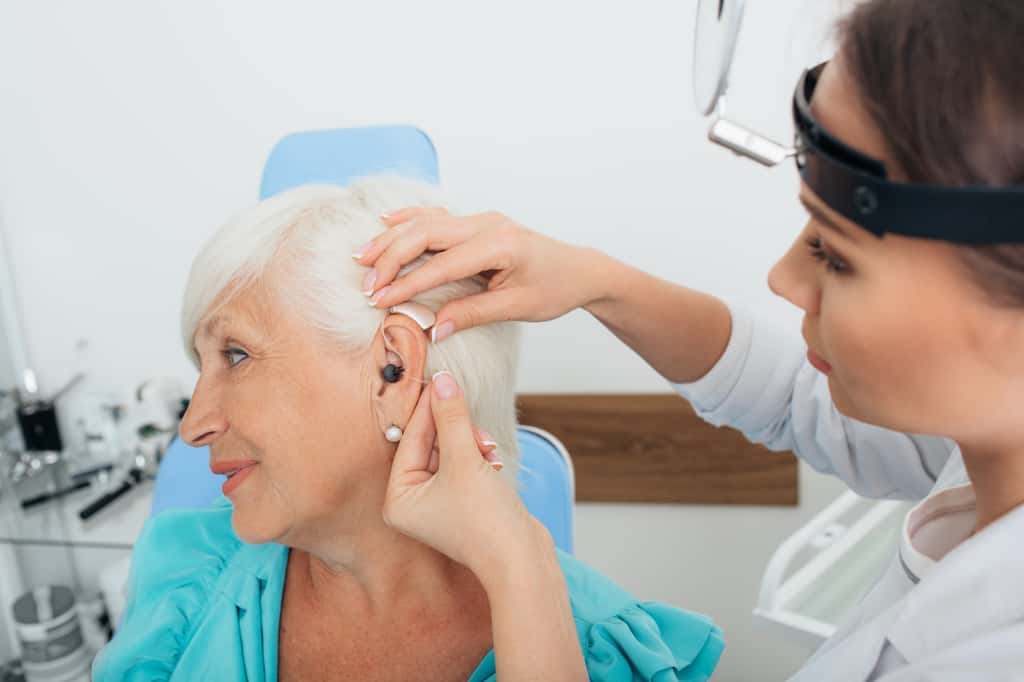 L’audioprothésiste aide le patient dans le choix du modèle le plus adapté à sa pathologie et l’adapte sur-mesure à son oreille. © Erica Smit, Fotolia.
