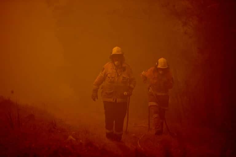 Les pompiers australiens luttaient lundi pour tenter de contrôler de gigantesques feux qui ont détruit 40 % des forêts de Fraser Island, une île de la côte est, classée au patrimoine mondial. © Peter Parks, AFP, Archives