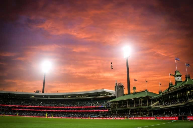 Coucher de soleil le 29 novembre sur un stade de Sydney, en Australie, après une journée de canicule qui a valu à la ville la nuit de novembre la plus chaude jamais enregistrée. © David Gray, AFP