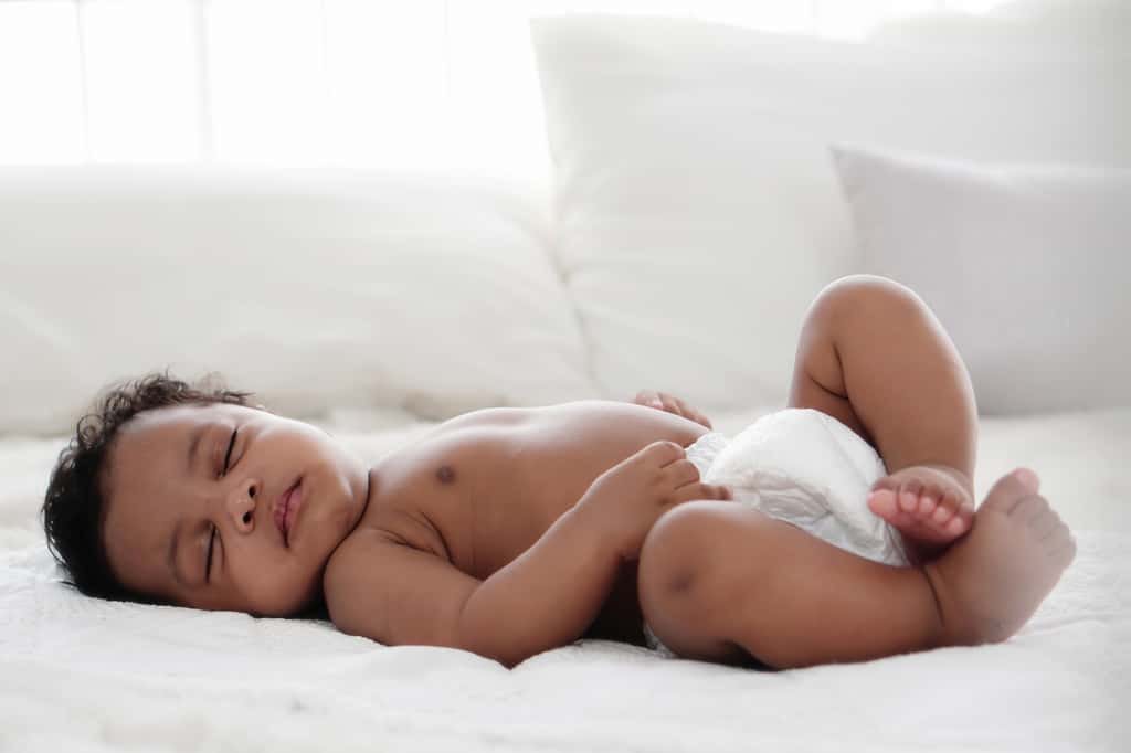 Les bébés passent beaucoup de temps à fixer des objets dans leur environnement en clignant peu des yeux, ce qui fatigue et assèche ces derniers. © Mongkolchon, Adobe Stock