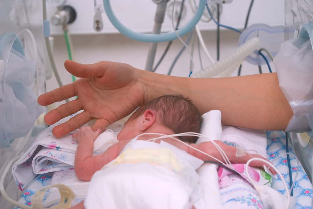 Même si un grand nombre de bébés prématurés s'en sort bien, le risque de séquelles graves demeure. © Fanfo, Adobe Stock