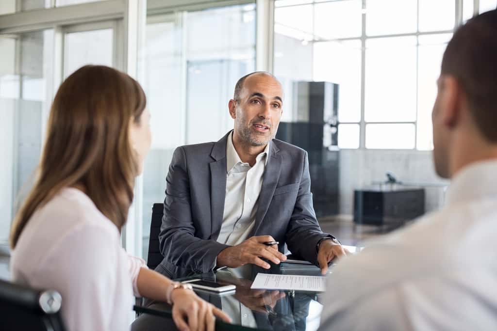 Dès la publication des résultats du bac, de nombreuses banques proposent des primes bac pour féliciter les bacheliers avec mention et surtout attirer de nouveaux clients <em>via</em> l'ouverture d'un compte dans leur établissement bancaire. © Rido, Adobe Stock