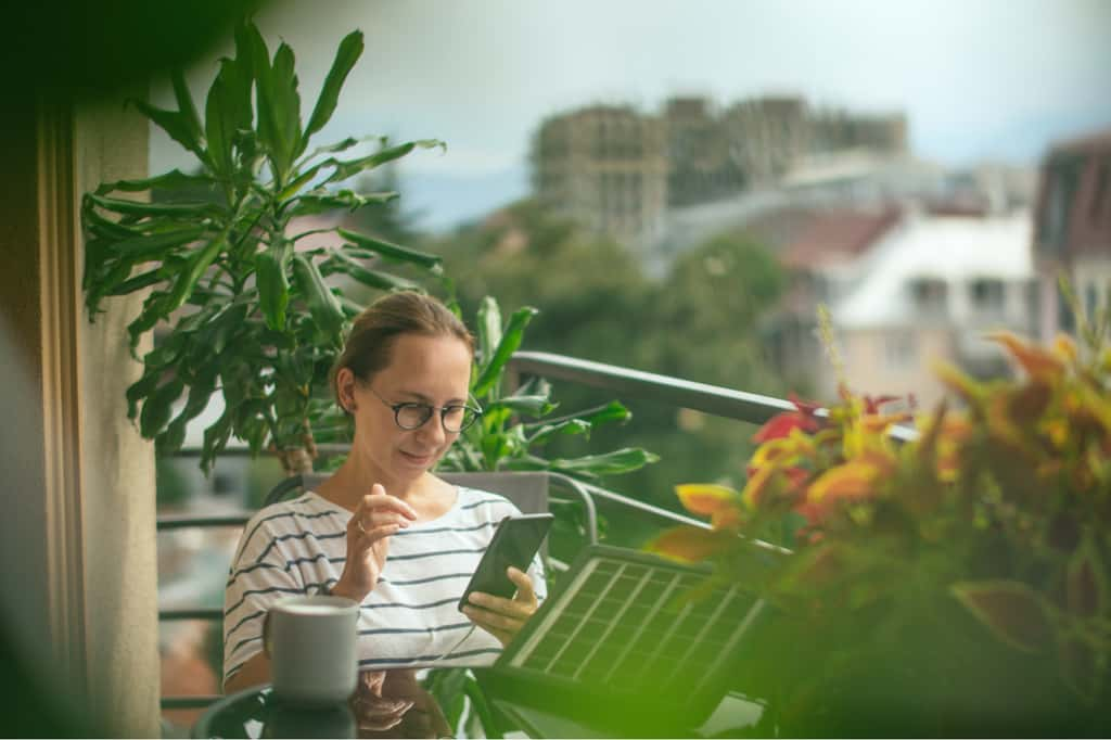 Vous faites sûrement cette erreur sur votre balcon sans savoir qu'elle est interdite : faire un barbecue sur son balcon peut vous coûter cher. © ArtMarie, iStock