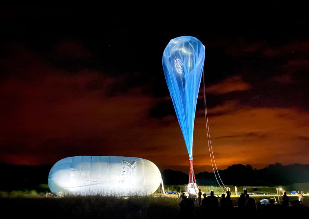 Gonflage du ballon utilisé pour le premier vol d'essai. Ce prototype de ballon stratosphérique est haut de 70 mètres contre 130 mètres pour le ballon qui sera utilisé pour les vols stratosphériques. © Zephalto, Camille Poirot