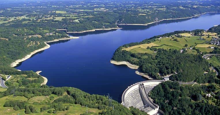 Haut de 120 m, le barrage de Bort-les-Orgues développe une puissance de 235 MW, soit la consommation électrique de 128.000 habitants. En parallèle, l'étendue d'eau courant sur une vingtaine de kilomètres, a permis de développer de nombreuses activités touristiques. © Office du tourisme de la Corrèze