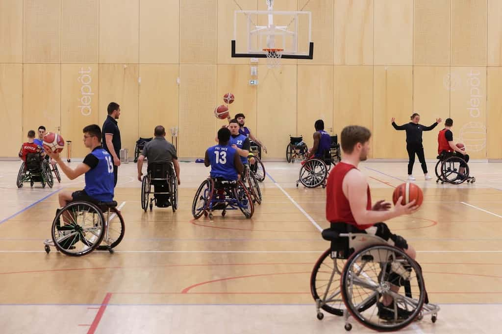 Des basketteurs en fauteuil roulant lors d’un stage organisé par le Centre Fédéral Handisport de Talence, près de Bordeaux, le 18 avril 2023. © Thibaud Moritz/AFP