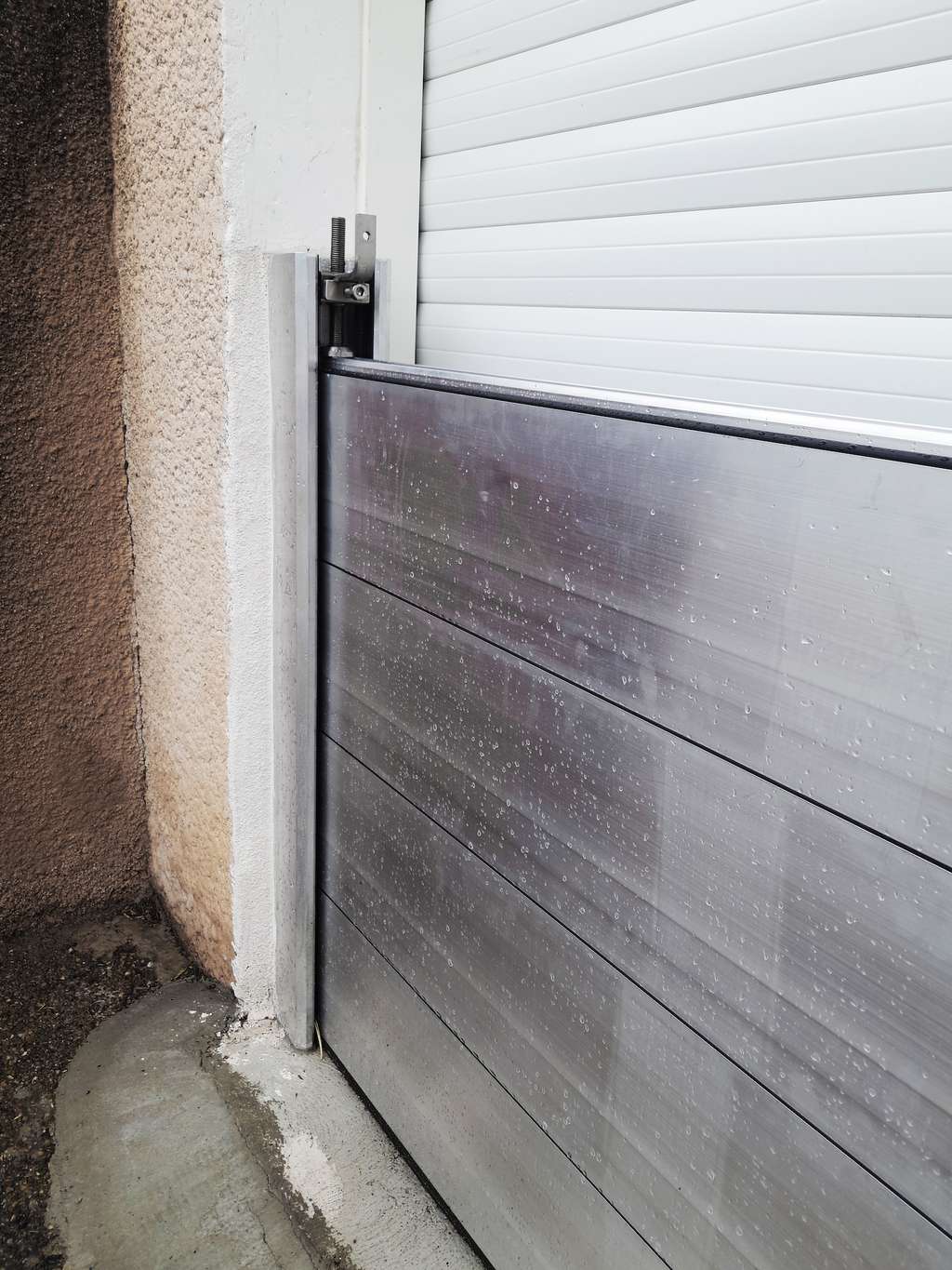 Un batardeau est une barrière anti-inondation qui peut être en métal ou en bois, et même gonflable en PVC. © Catalyseur7, Adobe Stock