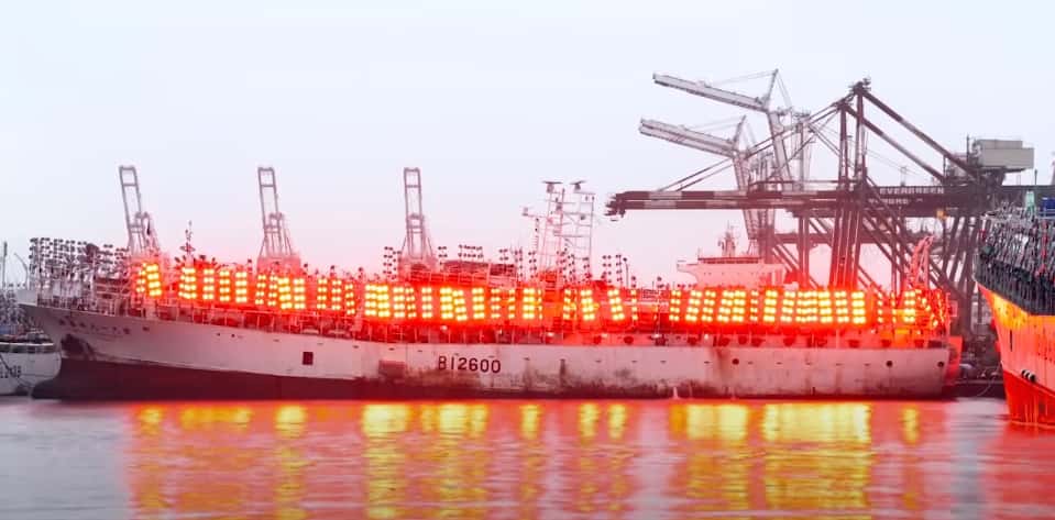 Les lumières rouges proviendraient de bateaux de pêche de ce type. © Delta Group Official Channel