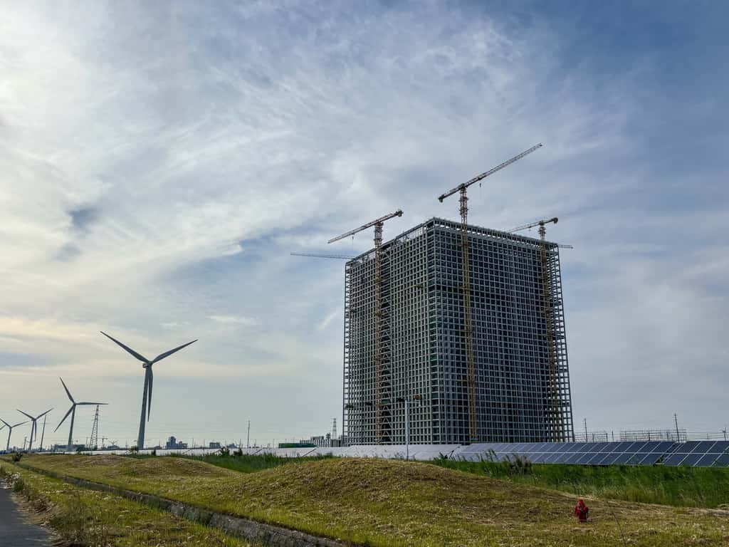 Cet incroyable bâtiment, baptisé « Rudong EVx », est une batterie géante renfermant une technologie révolutionnaire pour les besoins des transports électriques en Chine. © Energy Vault