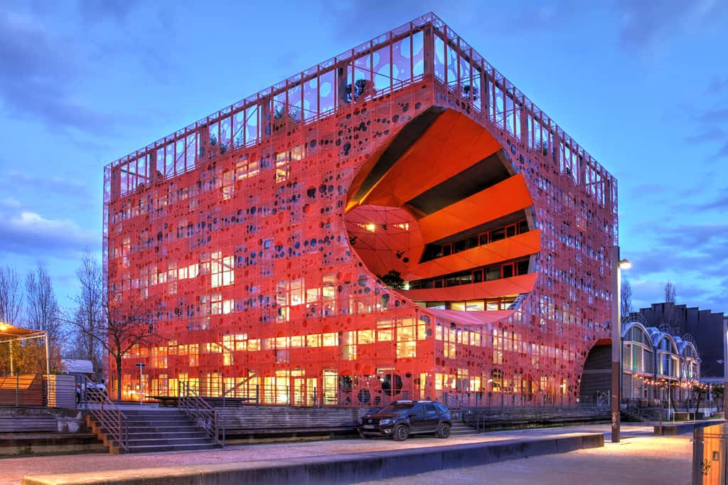 Orange Cube, un nom tout simple pour une structure aussi complexe ! © Bogdan Lazar, Adobe Stock