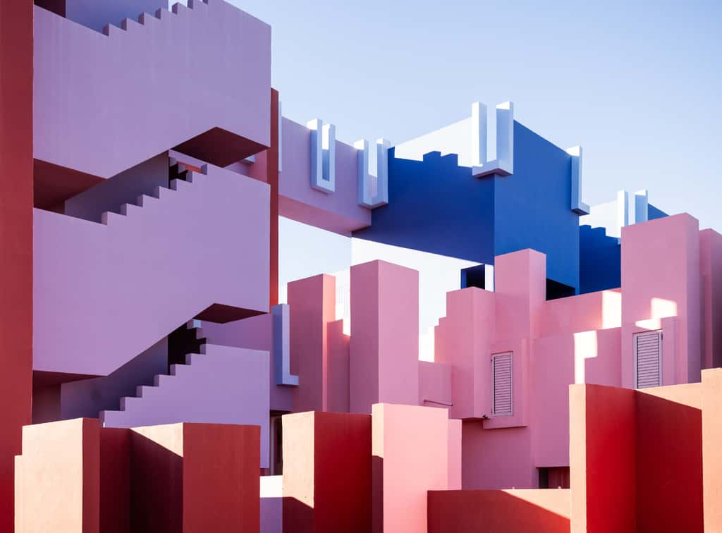 La Muralla Roja, entre contraste et analogie avec le paysage... © Agata Kadar, Adobe Stock