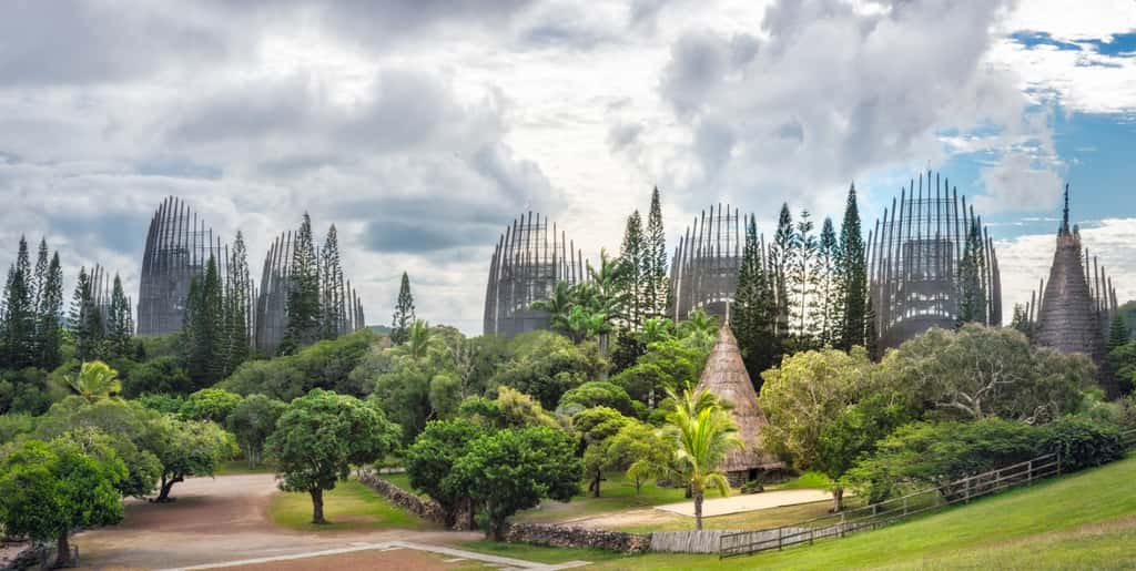 Même imposantes, les huttes se fondent dans le paysage de Nouméa ! © Daniela Photography, Adobe Stock