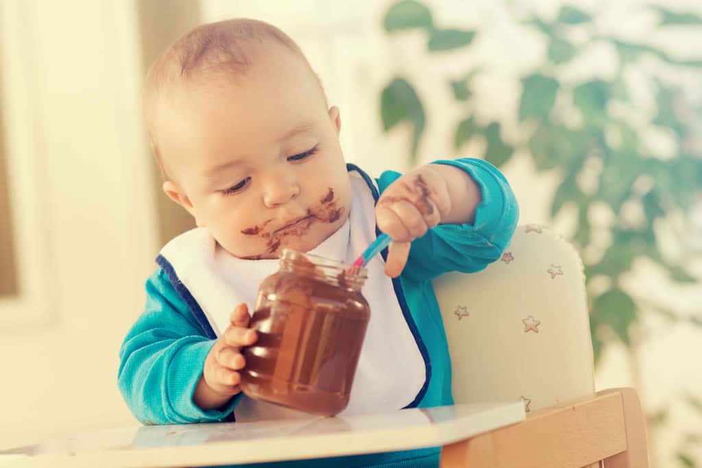À partir de 6 mois, les bébés peuvent goûter du chocolat, sous forme de crème desserts par exemple. © ivanko80 