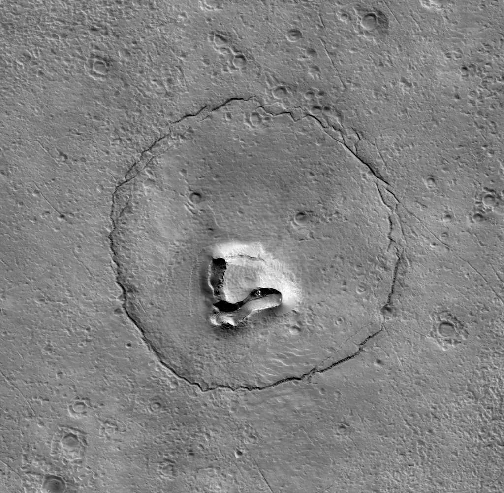 Une intrigante tête d'ours dessinée sur le sol désertique de Mars. © Nasa, JPL, <em>University of Arizona</em>