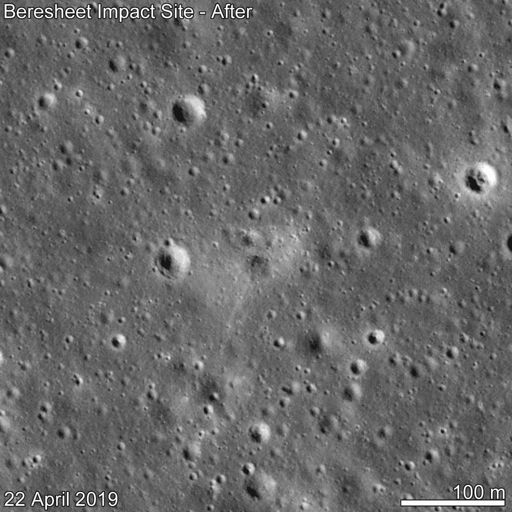 Le site du crash de Beresheet dans la mer de la Sérénité, observé avant et après l'impact par la sonde <em>Lunar Reconnaissance Orbiter</em> (LRO). L'image du 22 avril 2019, prise onze jours après l'alunissage raté, a été ici comparée à une image du 16 décembre 2016 car les conditions d'éclairage étaient similaires, ce qui rend les changements subis par la surface lunaire plus apparents. © NASA/GSFC/<em>Arizona State University</em>