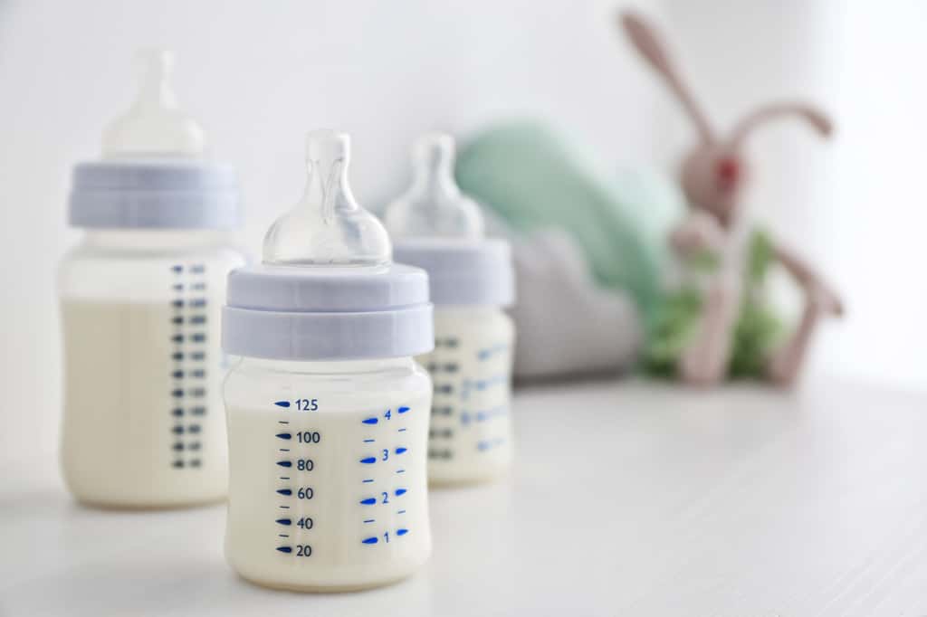 Des millions de microparticules de plastique ont été retrouvées dans du lait infantile préparé dans des biberons en PP. © Africastudio, Adobe Stock