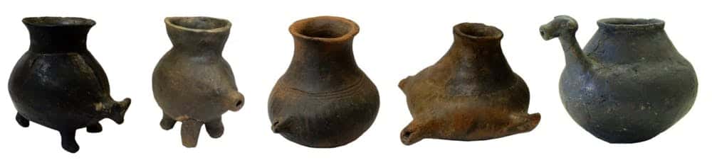 Ces récipients ont été mis au jour en Bavière dans des tombes d'enfants datant d'environ 5.000 ans avant J.-C. De petite taille, ils pouvaient généralement tenir dans les mains d'un bébé. © Katharina Rebay-Salisbury