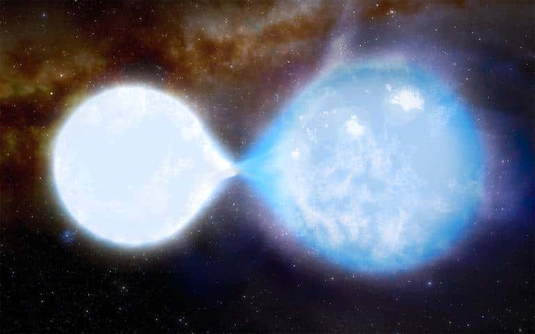 Vue d'artiste de l'étoile binaire SSN7. L'étoile la plus petite, la plus brillante et la plus chaude (à gauche), qui fait 32 fois la masse de notre Soleil, perd actuellement de la masse au profit de sa plus grande compagne (à droite), qui a 55 fois la masse de notre Soleil. Les étoiles sont blanches et bleues tant elles sont chaudes : 43 000 et 38 000 degrés Kelvin respectivement. © UCL, J. daSilva.