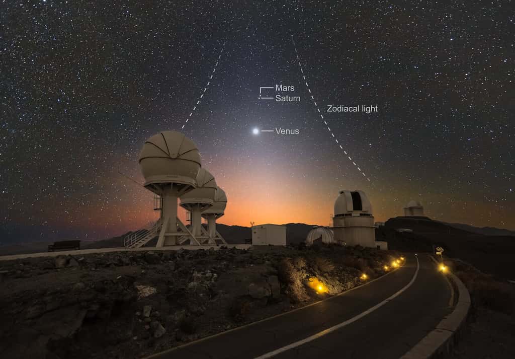 Sur cette image de la semaine, Vénus brille au-dessus de l'observatoire de La Silla de l'ESO au Chili. La photo a été prise juste avant l'aube, vers l'est, et montre également la lumière zodiacale diffuse, c'est-à-dire la lumière du soleil dispersée par les particules de poussière dans le Système solaire. Les trois dômes à gauche de la route sont les télescopes BlackGEM, construits par l'université Radboud, la <em>Netherlands Research School for Astronomy</em> (Nova) et la<em> KU Leuven</em>. BlackGEM recherchera la rémanence de quelques-uns. Les ondulations de l'espace et du temps générées par ces événements violents peuvent être détectées par les observatoires Ligo et Virgo. Grâce à leur grand champ de vision, les télescopes BlackGEM peuvent localiser la source de lumière visible provenant de la rémanence de ces événements, et localiser l'endroit où la collision a eu lieu. Les astronomes peuvent ainsi étudier plus en détail ce qui se passe lors de la fusion de trous noirs et d'étoiles à neutrons. © Zdeněk Bardon (bardon.cz), ESO
