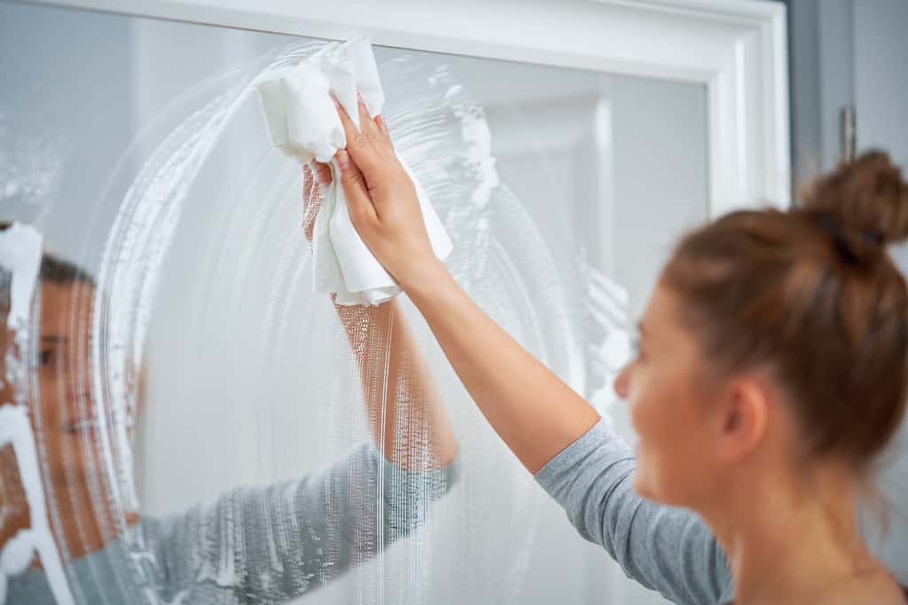 Mélangé à des copeaux de savon de Marseille dilués, le blanc de Meudon est un nettoyant efficace pour les vitres et les miroirs. © Kalim, Adobe Stock