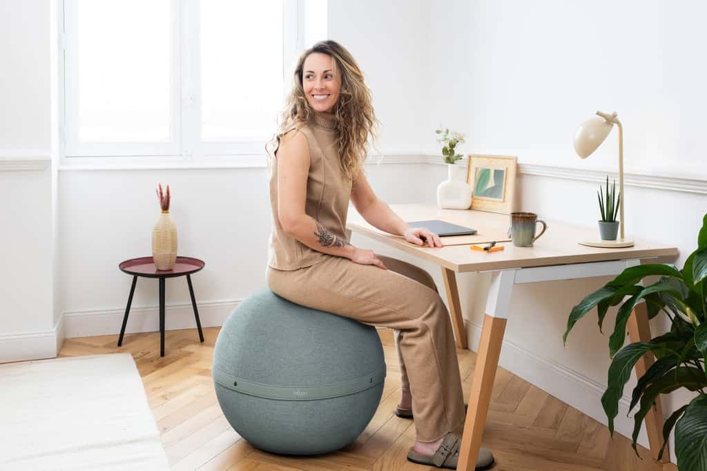 Le siège ballon de la marque Bloon maintient dans une posture dynamique. © Bloon Paris