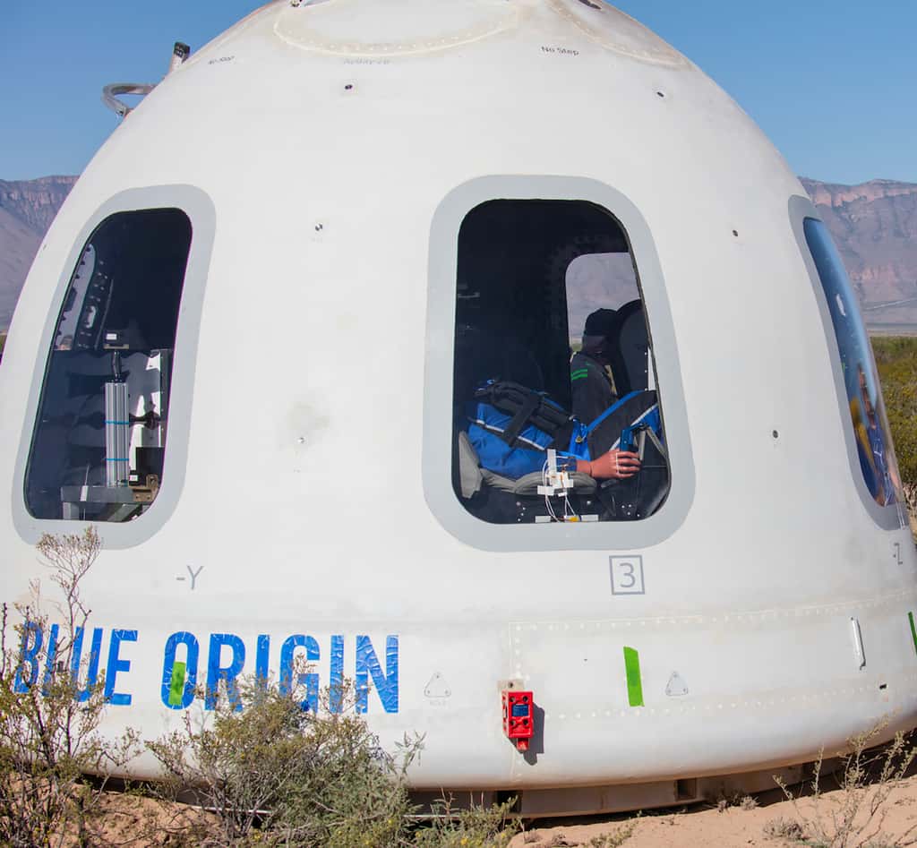 La capsule New Shepard lors de son retour sur la terre ferme après son onzième vol d'essais en mai 2019. © Bue Origin