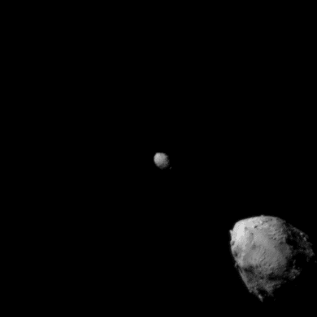 Dernière image montrant ensemble l'astéroïde binaire Didymos (780 mètres) et Dimorphos (160 mètres) prise avec la caméra Draco à bord du vaisseau Dart. Celui-ci s'est écrasé volontairement sur le plus petit des deux, Dimorphos. © Nasa, Jhons Hopkins APL