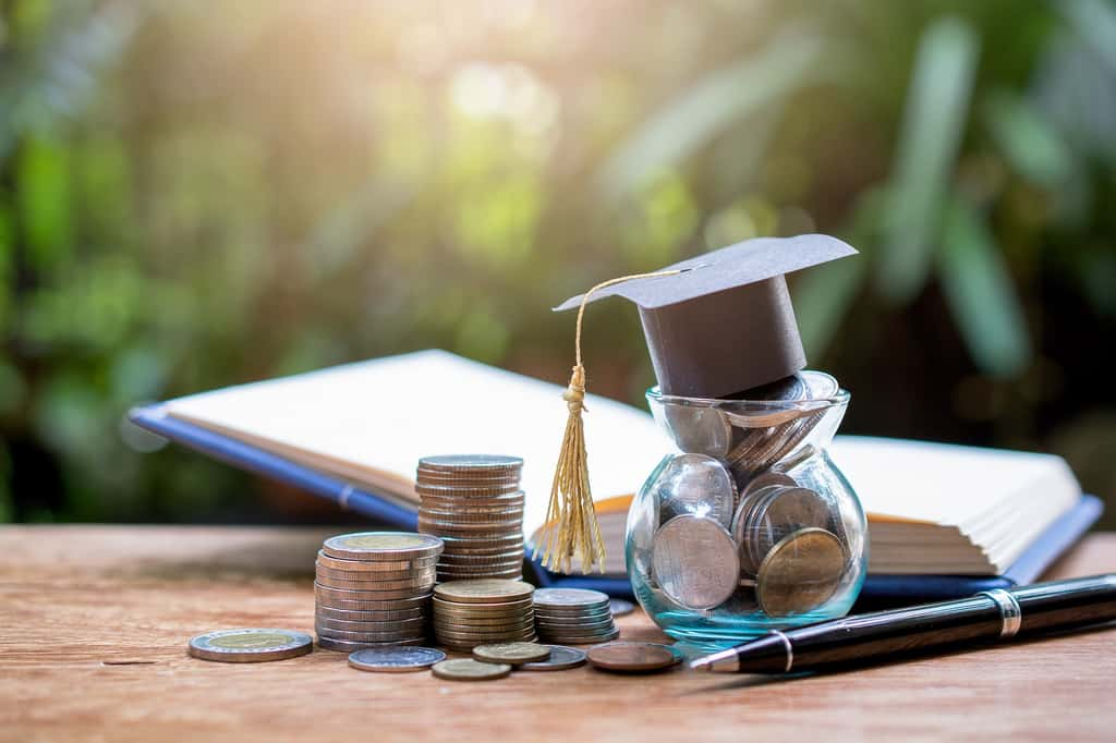 Grâce aux bourses, les étudiants qui partent suivre un cursus à l'étranger peuvent recevoir une aide financière mensuelle leur permettant de subvenir à leurs besoins. © guy2men, Adobe Stock.