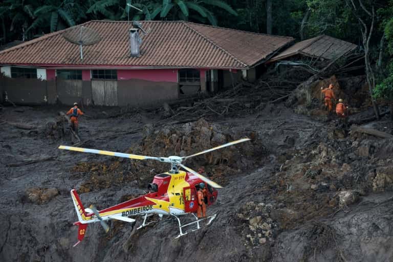  Le 27 janvier 2019 à Brumadinho, au Brésil, des pompiers recherchent les corps des victimes de la coulée de boue survenue à la suite de la rupture d'un barrage minier. © Douglas Magno - AFP
