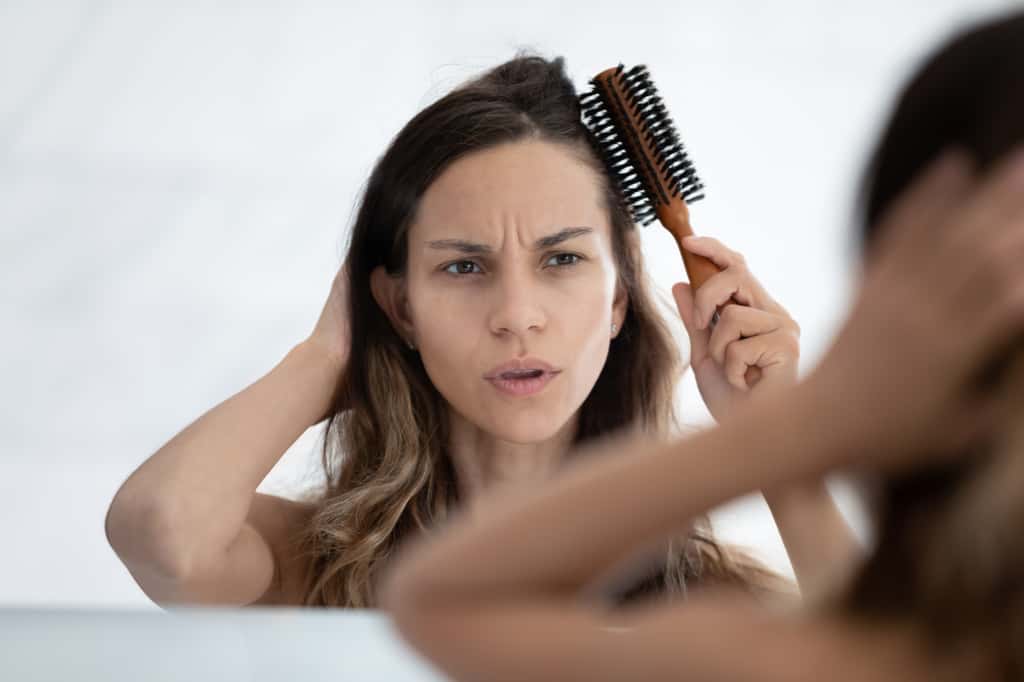 Bien que ce phénomène tende à augmenter avec l’âge, près de 70 % des femmes sont confrontées à une chute de cheveux jugée trop importante au cours de leur vie. © Fizkes, Adobe Stock 