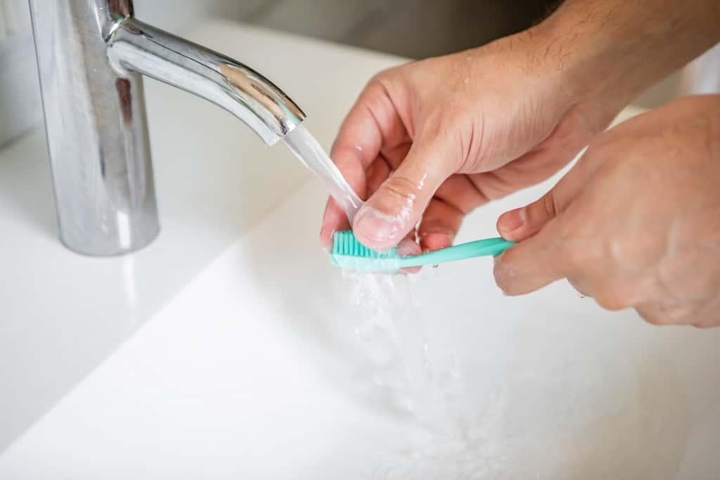 Vos brosses à dents et pommeaux de douche abritent une multitude de virus. © Vitaliy Abbasov, Shutterstock