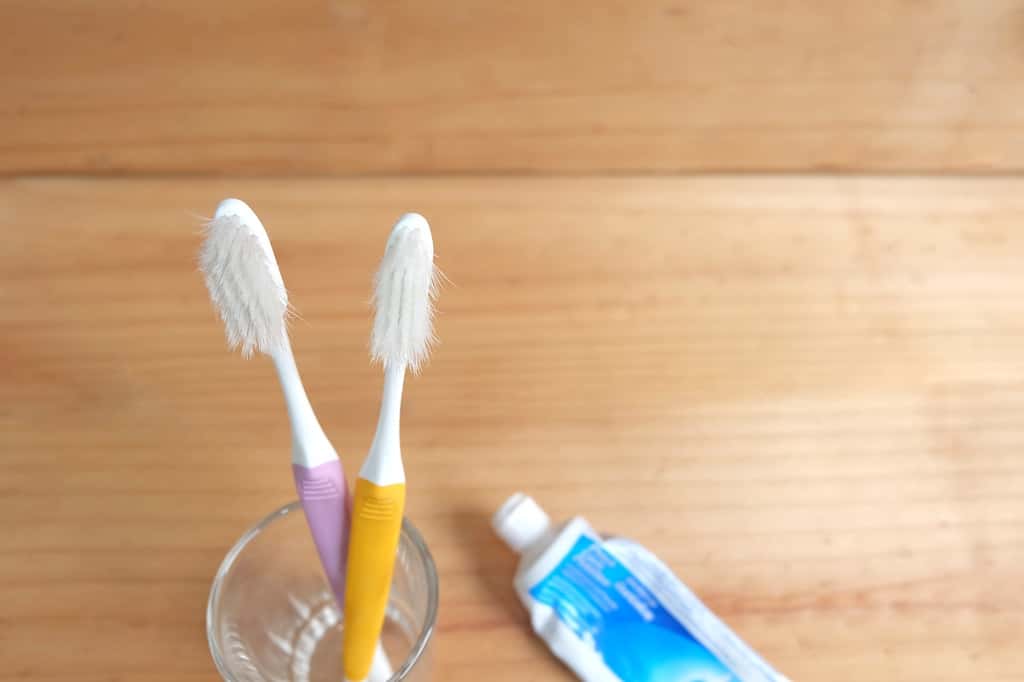 La brosse à dents doit être changée au maximum tous les trois mois, pour un brossage efficace. © damrong, Fotolia