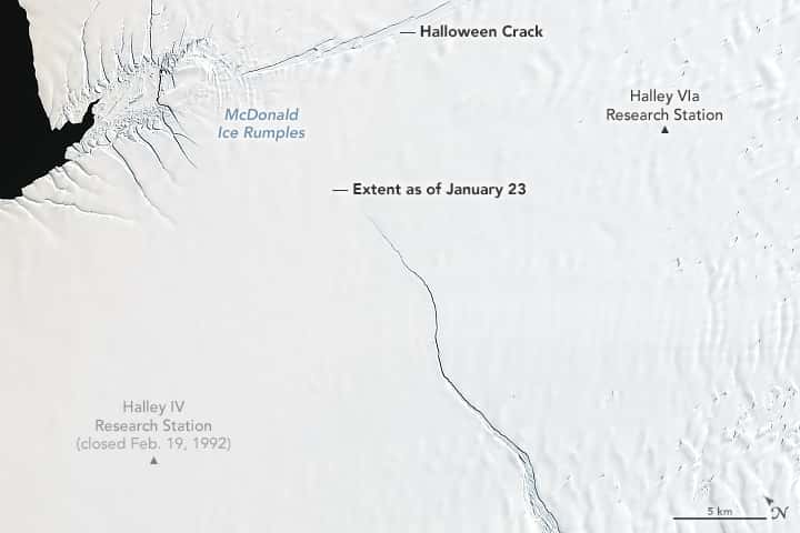 La fissure se propageant vers le nord, vue le 23 janvier 2019 par le satellite Landsat 8. Elle se nomme Chasm 1. Au nord, une autre fissure appelée <em>Halloween Crack</em>, ouverte en octobre 2016, se dirige vers l'est. © <em>Nasa Earth Observatory image by Joshua Stevens using Landsat data from the U.S. Geological Survey</em>