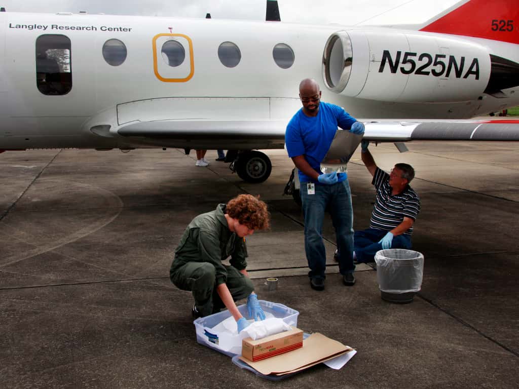 Le HU-25C Guardian Falcon du <em>Langley Research Center</em> reçoit un revêtement qui devrait limiter la fixation des insectes sur les ailes durant un vol. © David C. Bowman, <em>Nasa Langley Research Center</em>