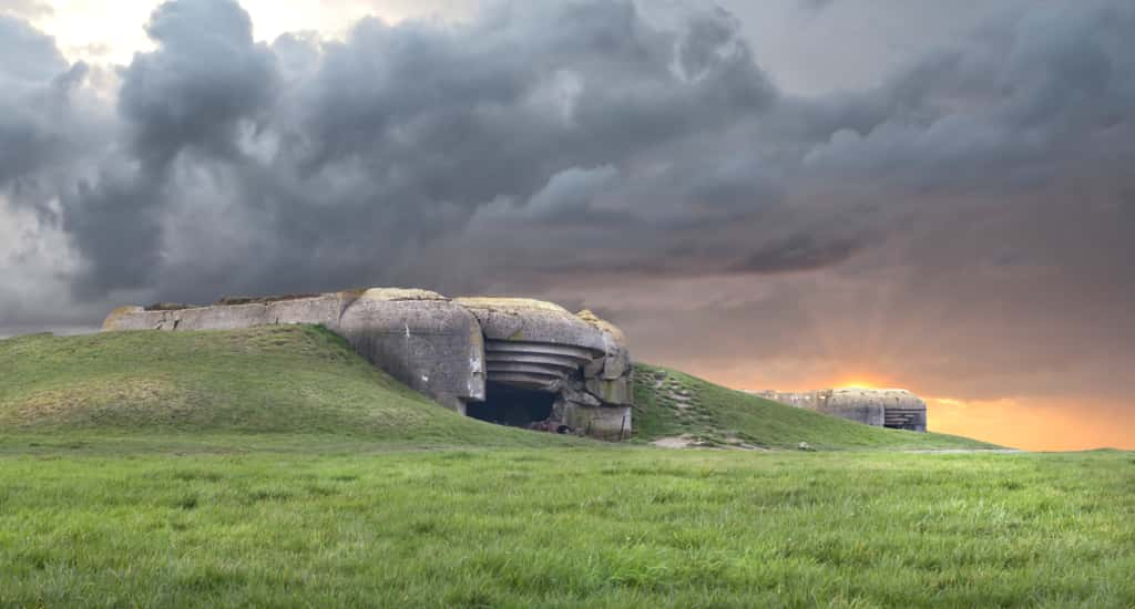 Un bunker « posé » en Normandie par les Allemands durant la Seconde Guerre mondiale. © Fernbach Antal, Adobe Stock