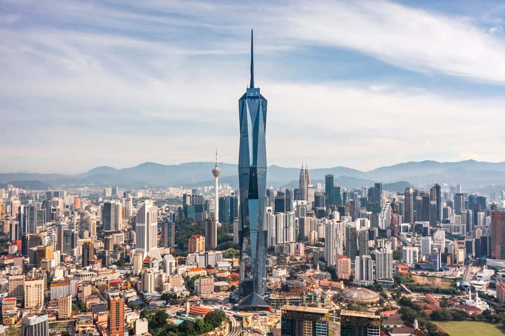 La Merdeka PNB118, deuxième tour la plus haute du monde bientôt détrônée par la Burj Azizi. © a_medvedkov, Adobe Stock