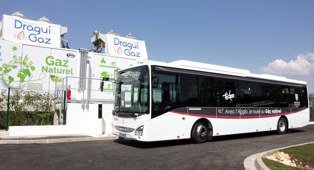 À l'occasion de l'inauguration de la première station Dragui Gaz, un bus roulant au GNV ainsi qu'un véhicule de transport des déchets ont effectué un « tour d'honneur » le 4 juillet 2019. © Pizzorno Environnement